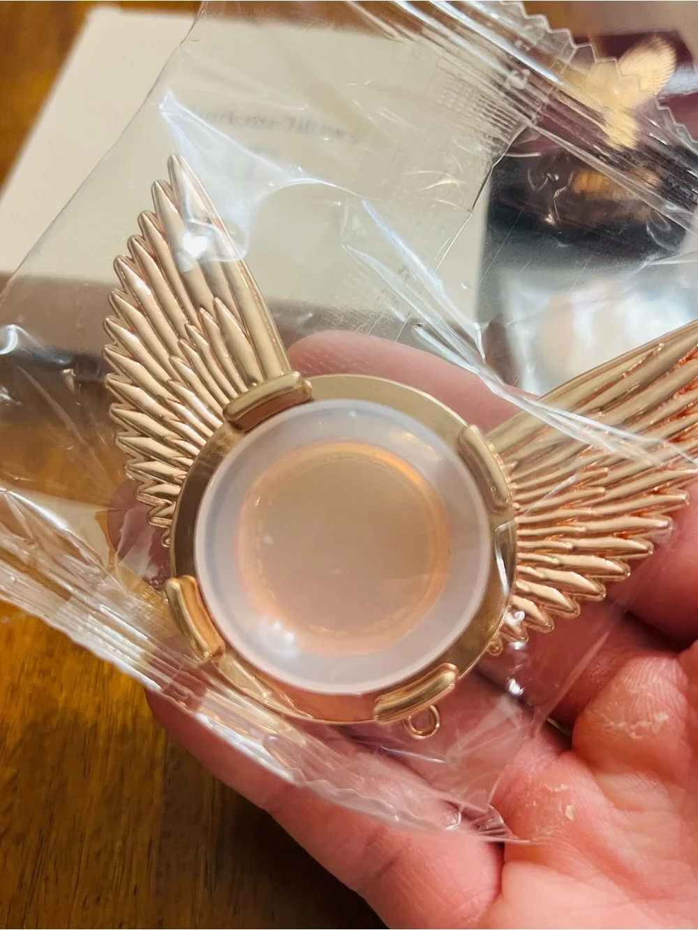 Charlotte Tilbury phone grip w/ Airbrush Flawless Finishing Powder Number 1